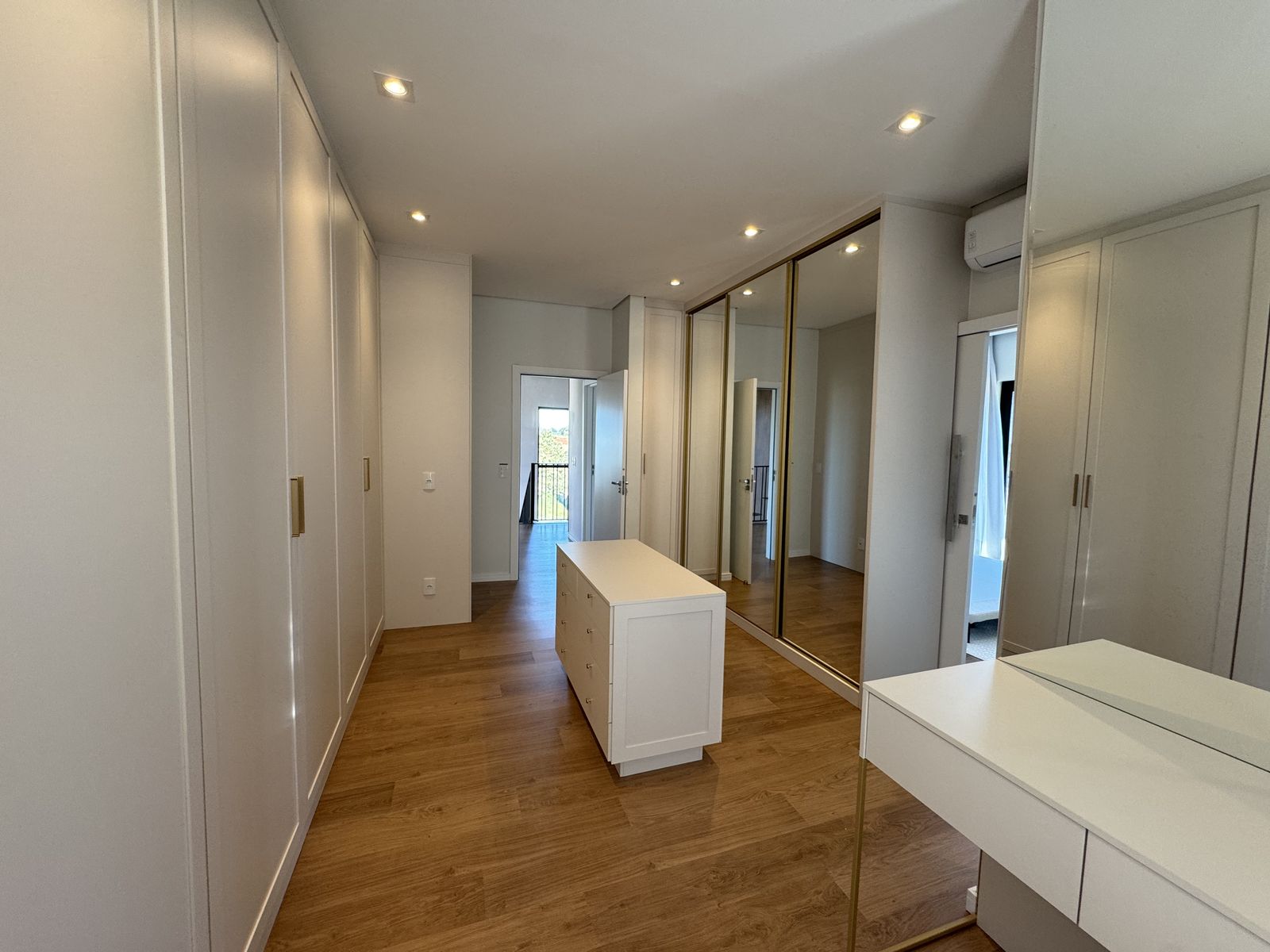 Corredor com armários planejados espelhados