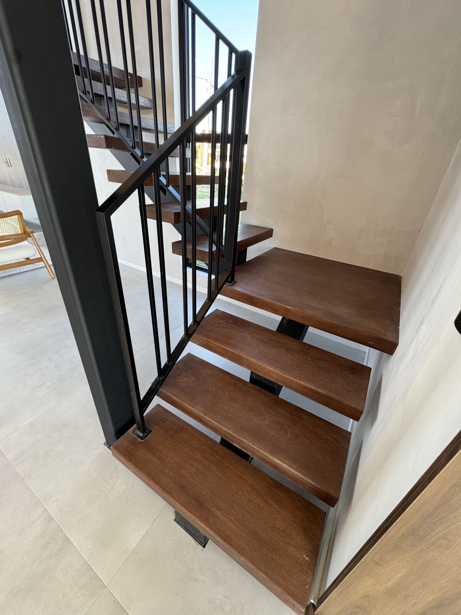 Detalhe dos degraus da escada suspensa