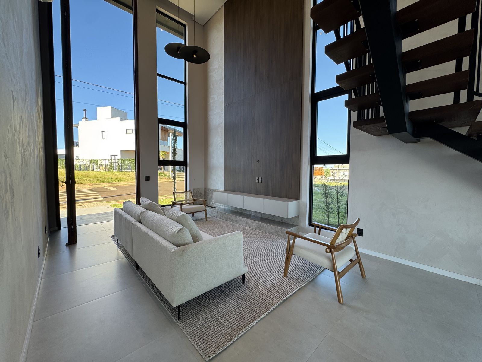 Sala de estar com vista para o condomínio