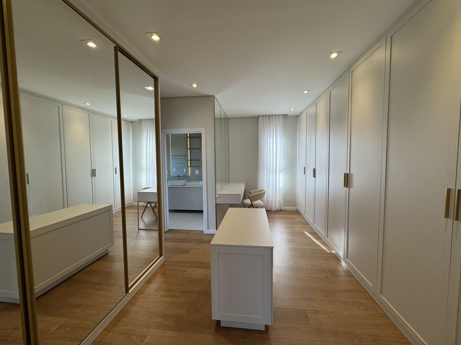Closet da suíte master com ilha central